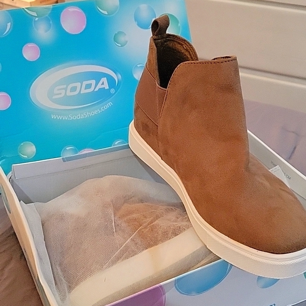 WOMEN'S SEUDE SNEAKER BOOT - SODA - SIZE 10